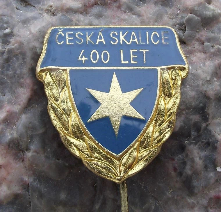 1975 Česká Skalice 400th Anniversary Heraldic Star Crest Coat Arms Pin Badge