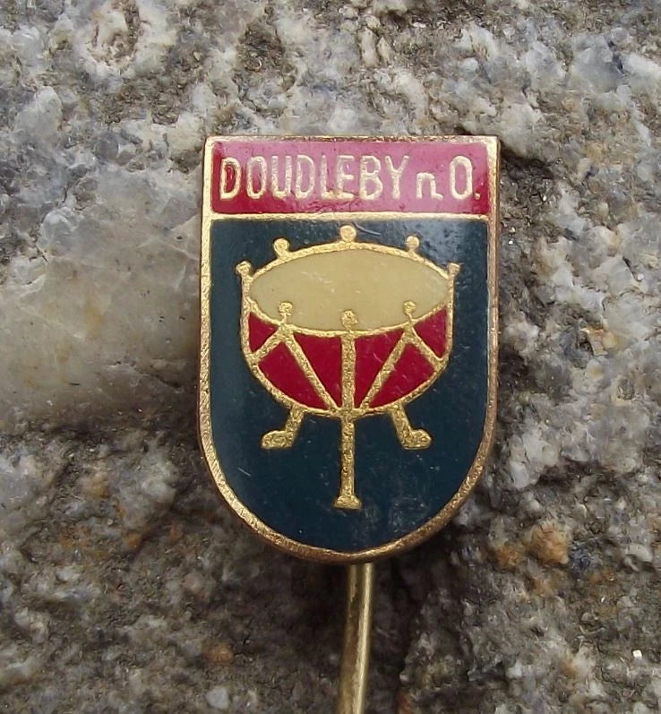 Vintage Doudleby nad Orlicí Heraldic Crest Drum Coat of Arms Pin Badge