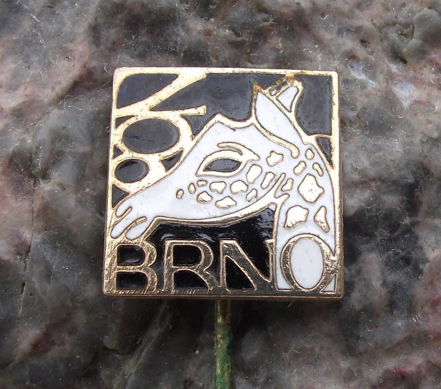 Vintage Brno Zoo Czechoslovakia African Giraffe Head Animal Souvenir Pin Badge